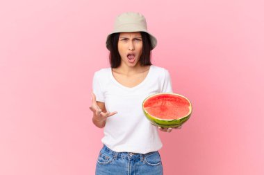 Kızgın, sinirli ve sinirli görünüyor.