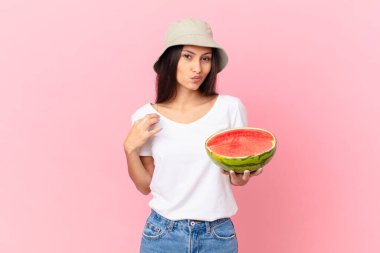 Kibirli, başarılı, pozitif ve gururlu görünüyor