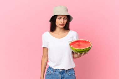 Üzgün, üzgün ya da kızgın hissediyorum ve yan bakıyorum.