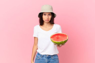 Üzgün ve mızmız hissediyorum, mutsuz bir bakışla ve ağlamayla.