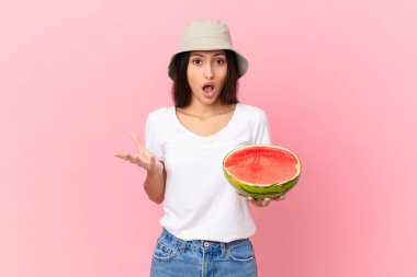 Şaşırdım, şok oldum ve inanılmaz bir sürprizle şaşkına döndüm.