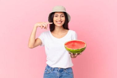 Kendine güvenen gülümseme, kendi gülüşünü işaret ediyor.