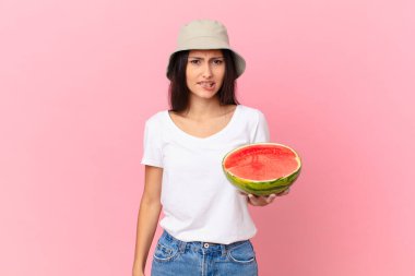 Şaşırmış ve kafası karışmış görünüyor