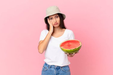 Sıkıldım, hayal kırıklığına uğradım ve uykum geldi.