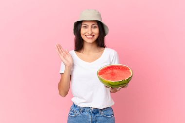 Mutlu olmak, bir çözüm ya da fikir bulmak şaşırtıcı.