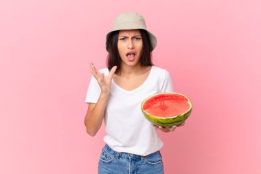 Çaresiz, hayal kırıklığına uğramış ve stresli görünüyor.