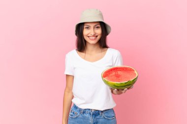 Mutlu ve şaşkın görünüyorsun.