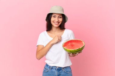 Mutlu hissetmek ve bir meydan okumayla yüzleşmek ya da kutlamak