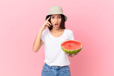 Şaşırmış görünüyor, yeni bir düşünce, fikir ya da konsept keşfediyor.