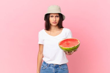 Şaşırmış ve kafası karışmış hissediyorum.