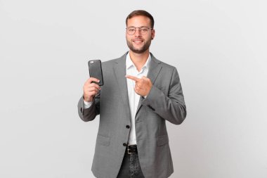 Yakışıklı iş adamı akıllı telefonunu kullanıyor.