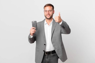 Yakışıklı iş adamı akıllı telefonunu kullanıyor.