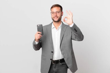 Yakışıklı iş adamı akıllı telefonunu kullanıyor.