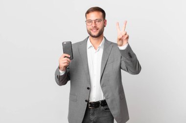 Yakışıklı iş adamı akıllı telefonunu kullanıyor.