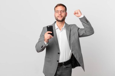 Yakışıklı iş adamı akıllı telefonunu kullanıyor.