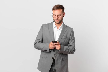 Yakışıklı iş adamı akıllı telefonunu kullanıyor.
