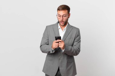 Yakışıklı iş adamı akıllı telefonunu kullanıyor.