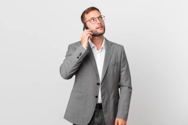 Yakışıklı iş adamı akıllı telefonunu kullanıyor.