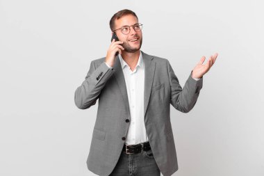 Yakışıklı iş adamı akıllı telefonunu kullanıyor.