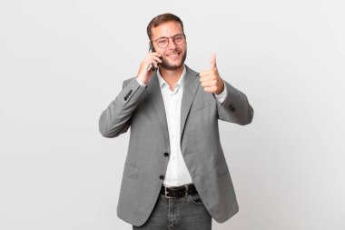 Yakışıklı iş adamı akıllı telefonunu kullanıyor.