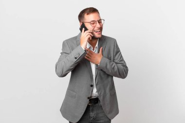 Yakışıklı iş adamı akıllı telefonunu kullanıyor.