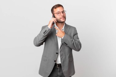 Yakışıklı iş adamı akıllı telefonunu kullanıyor.