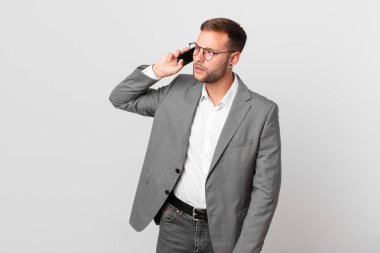 Yakışıklı iş adamı akıllı telefonunu kullanıyor.