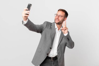 Yakışıklı iş adamı akıllı telefonunu kullanıyor.