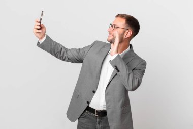 Yakışıklı iş adamı akıllı telefonunu kullanıyor.