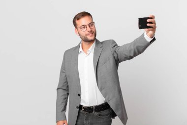 Yakışıklı iş adamı akıllı telefonunu kullanıyor.