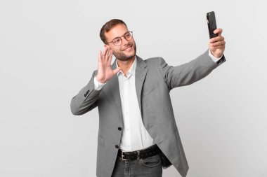 Yakışıklı iş adamı akıllı telefonunu kullanıyor.