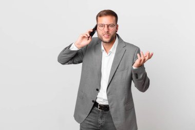 Yakışıklı iş adamı akıllı telefonunu kullanıyor.