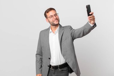 Yakışıklı iş adamı akıllı telefonunu kullanıyor.