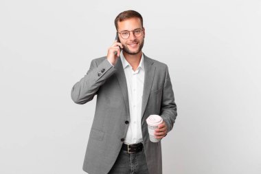 Yakışıklı iş adamı akıllı telefonunu kullanıyor.