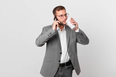 Yakışıklı iş adamı akıllı telefonunu kullanıyor.