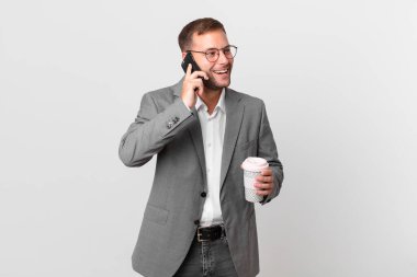 Yakışıklı iş adamı akıllı telefonunu kullanıyor.