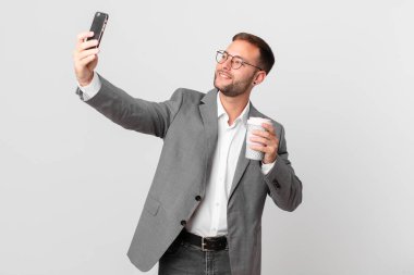 Yakışıklı iş adamı akıllı telefonunu kullanıyor.