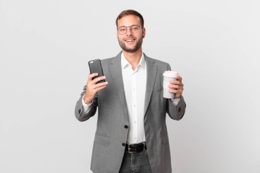 Yakışıklı iş adamı akıllı telefonunu kullanıyor.