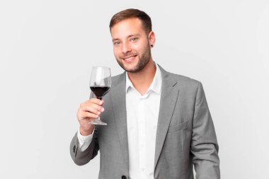 Yakışıklı iş adamı şarap içiyor.