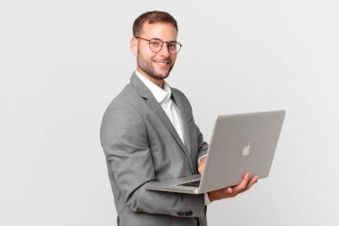 Yakışıklı işadamı bir dizüstü bilgisayar holding