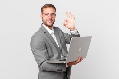 Yakışıklı işadamı bir dizüstü bilgisayar holding