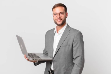 Yakışıklı işadamı bir dizüstü bilgisayar holding