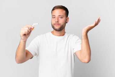 Yakışıklı adam sigarayı kırık bir puroyla bırakıyor.