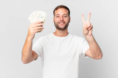 Dolar banknotları olan yakışıklı bir adam.