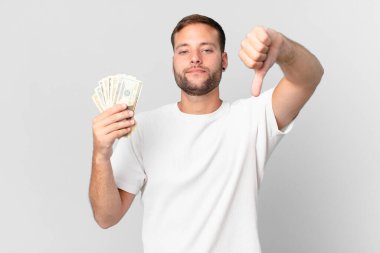 Dolar banknotları olan yakışıklı bir adam.