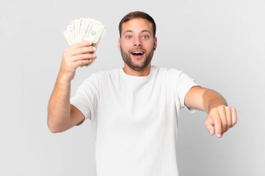 Dolar banknotları olan yakışıklı bir adam.