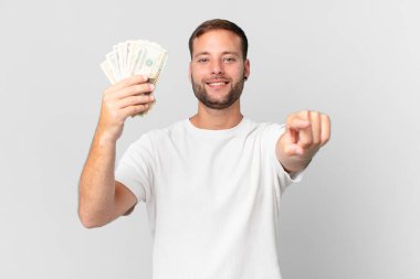 Dolar banknotları olan yakışıklı bir adam.