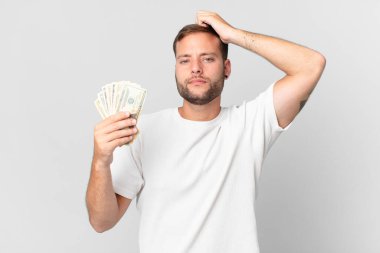 Dolar banknotları olan yakışıklı bir adam.