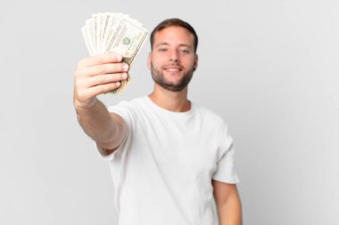 Dolar banknotları olan yakışıklı bir adam.