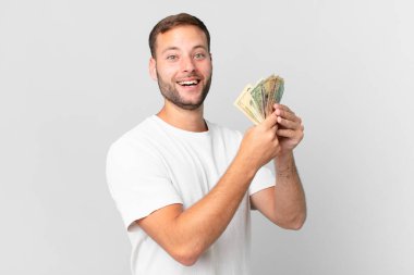 Dolar banknotları olan yakışıklı bir adam.